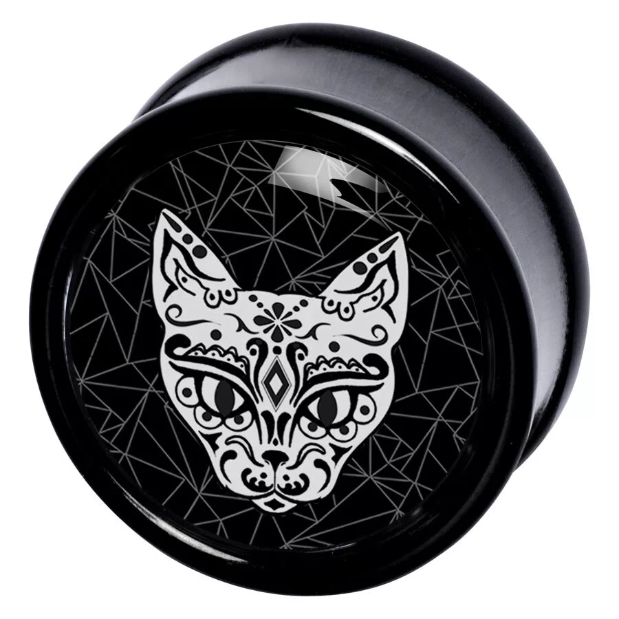El Gato Plug mit Katzenmotiv in Schwarz-Weiß Runder Plug aus PMMA in Schwarz mit weißem Katzenmotiv vor geometrischem Hintergrund