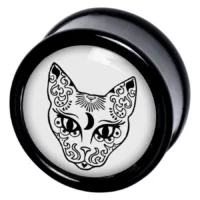 Schwarzer Plug mit weißem Katzenmotiv und Ornamenten auf weißem Hintergrund