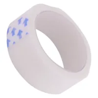 Weiße Klebebandrolle mit blauen Pfeilen auf weißem Hintergrund
