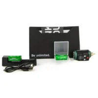 Rover R-1 RCA Akku-Pack in Grün Grünes Rover R-1 RCA Akku-Pack mit Zubehör auf weißem Hintergrund