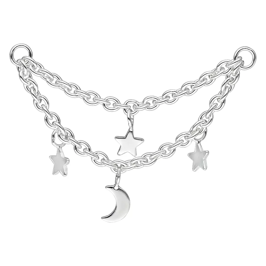 Silberfarbene Moon & Stars Piercingkette Zweireihige silberfarbene Piercingkette mit Mond und Sternen auf weißem Hintergrund