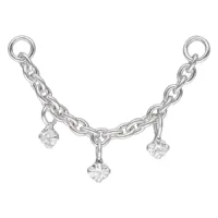 Silberne Piercingkette mit drei klaren Kristallanhängern auf weißem Hintergrund