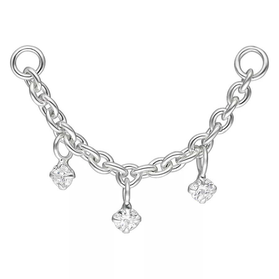 Silberne Piercingkette mit drei klaren Kristallanhängern auf weißem Hintergrund