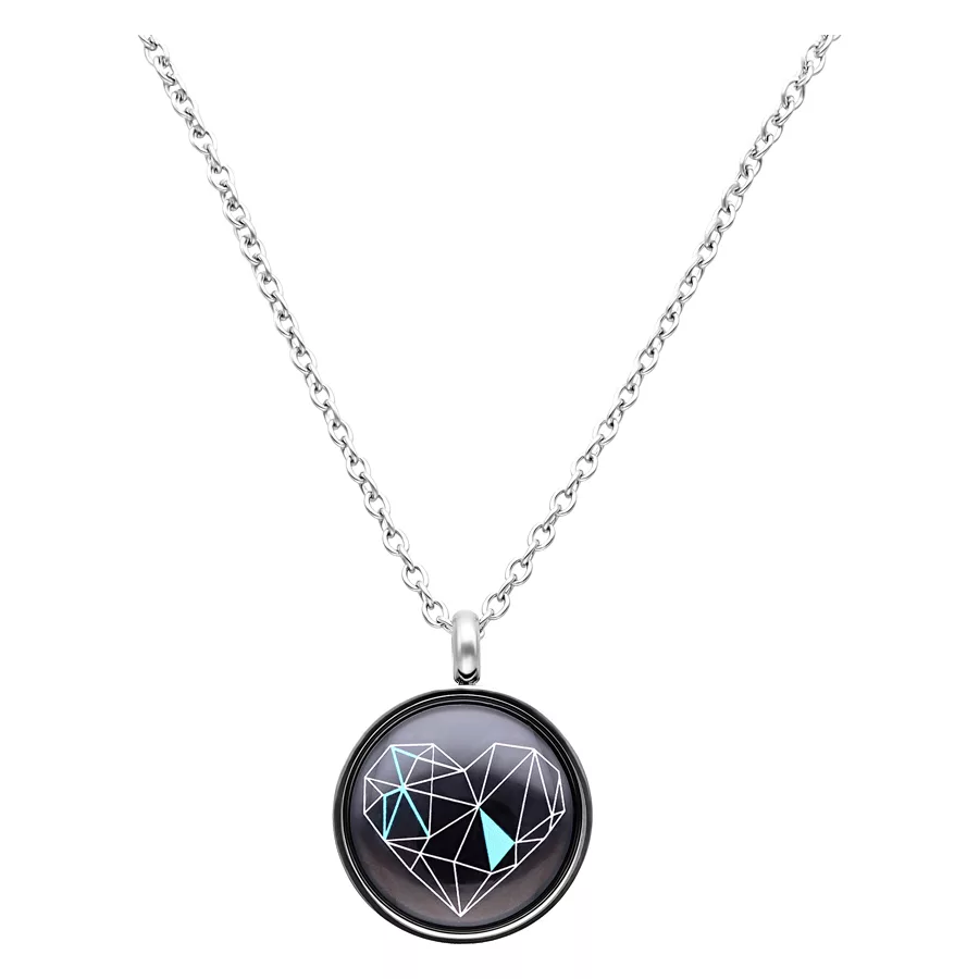 Delta Love Kette mit Herzanhänger, Silber Silberne Kette mit geometrischem Herzanhänger auf weißem Hintergrund