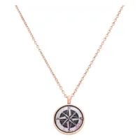 Roségoldene Kette mit Kompass-Anhänger auf weißem Hintergrund