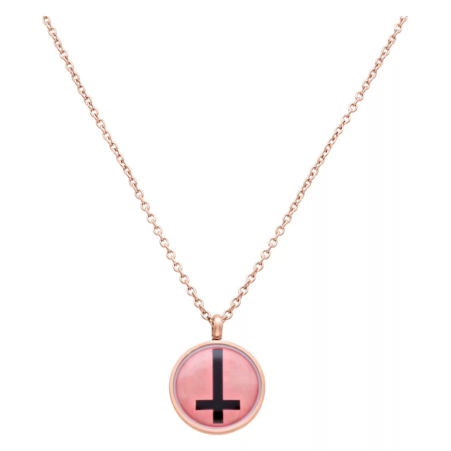 Unisex Kette mit apricotfarbenem Anhänger und schwarzem Kreuz auf weißem Hintergrund