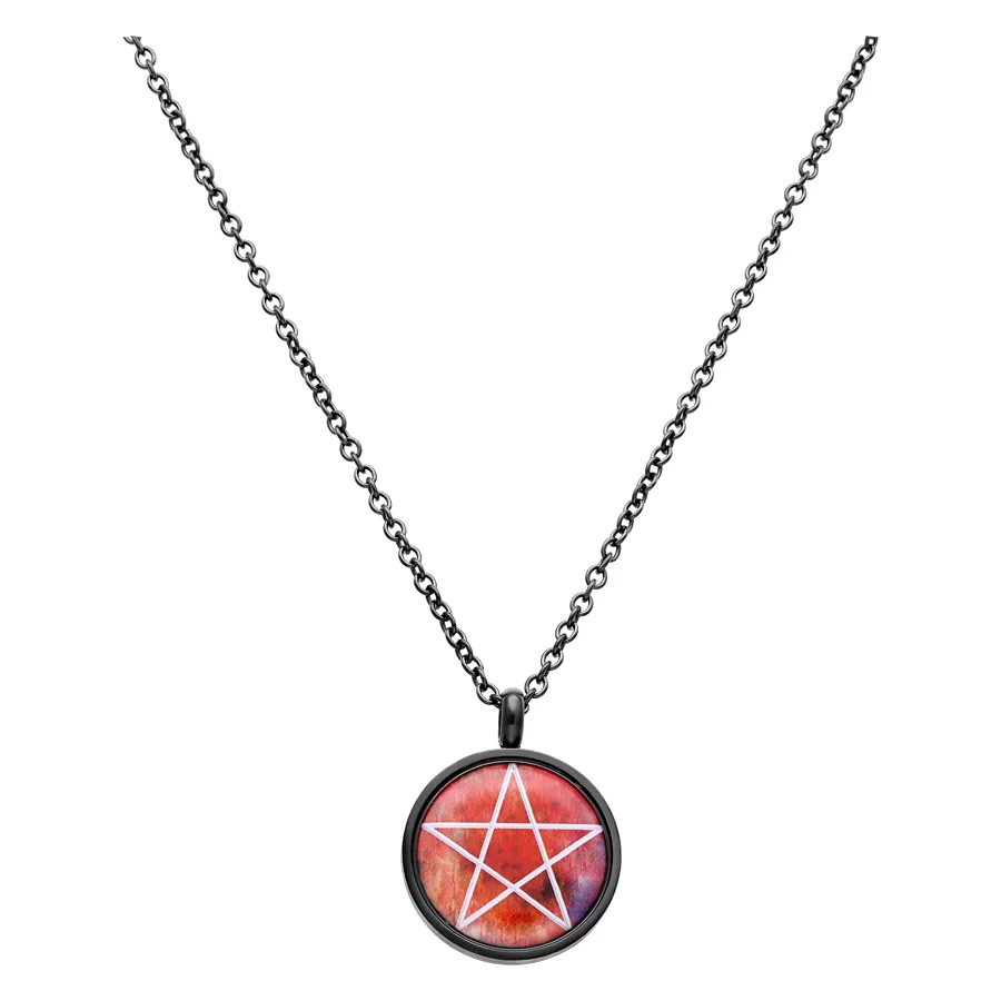 Schwarze Pentagram Kette aus Chirurgenstahl mit rotem Anhänger auf weißem Hintergrund