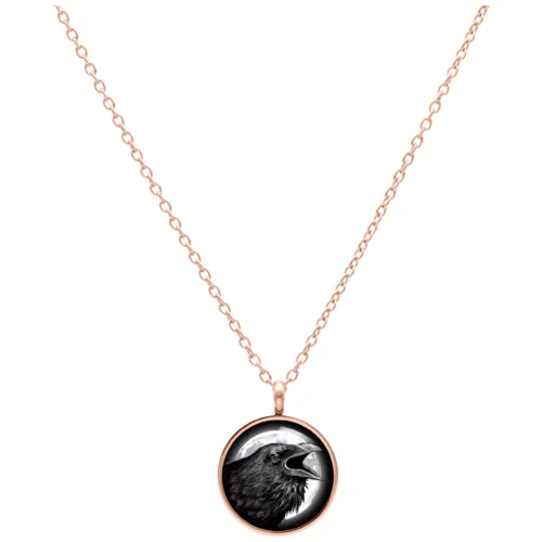 Roségoldene Kette mit Anhänger eines Rabens auf weißem Hintergrund