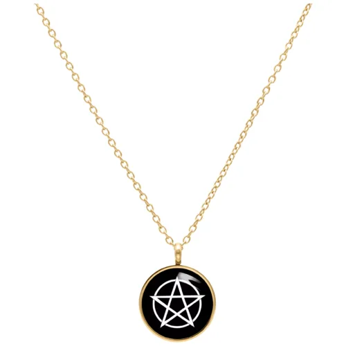 Goldene Kette mit Pentagramm-Anhänger auf weißem Hintergrund