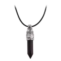Schwarze 'Wrath' Kette mit Silberanhänger Schwarze Kette mit silbernem 'Wrath' Anhänger auf weißem Hintergrund