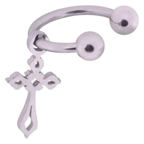 Silberner Ohrring mit Gothic Kreuz aus Chirurgenstahl auf weißem Hintergrund