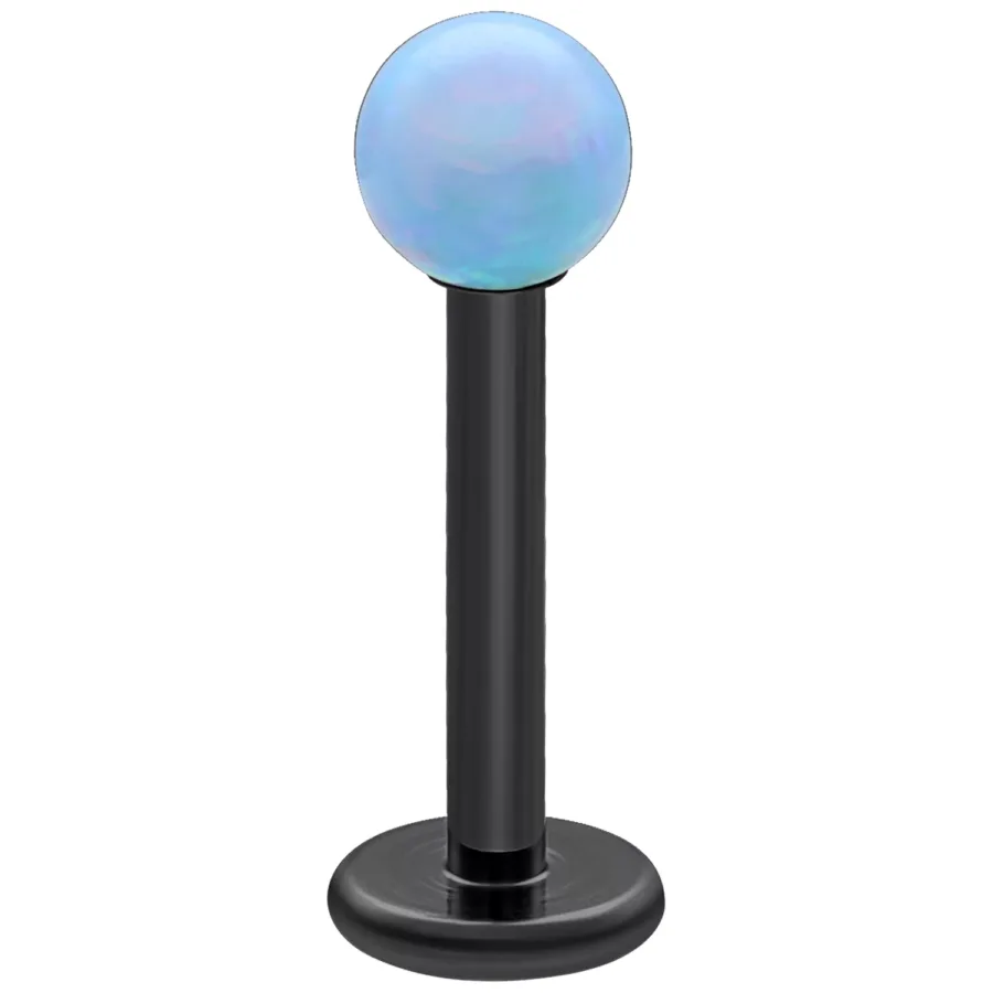 Schwarzes Titan-Labret mit hellblauer Opalkugel auf weißem Hintergrund