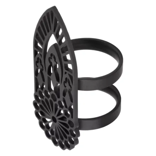Schwarzer Fingerring aus Chirurgenstahl mit detailliertem Basilika-Muster auf weißem Hintergrund