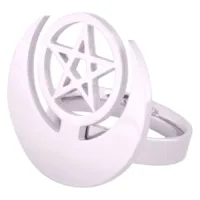 Silberner Ring aus Chirurgenstahl mit Pentagramm und Mondmotiv auf weißem Hintergrund