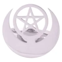 Silberner Ring mit Halbmond und Pentagramm auf weißem Hintergrund