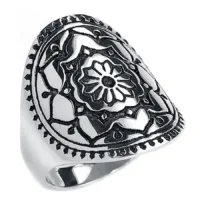 Silberner Mandala Ring aus Chirurgenstahl auf weißem Hintergrund