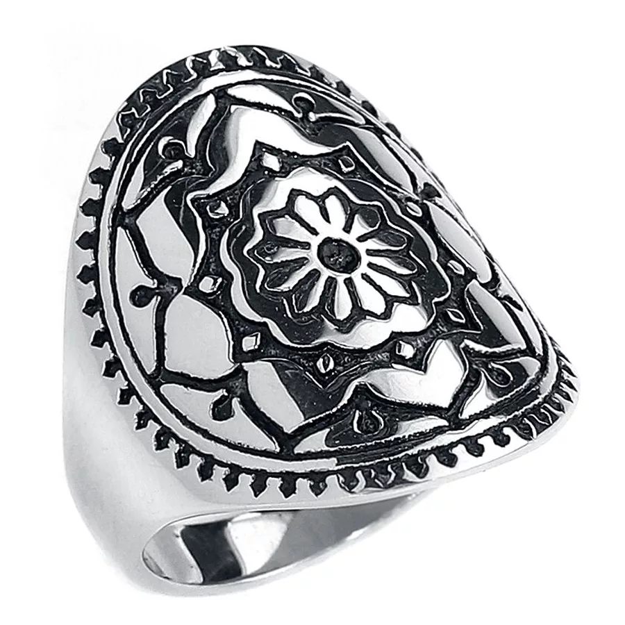 Silberner Mandala Ring aus Chirurgenstahl auf weißem Hintergrund