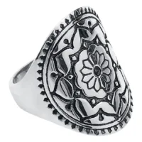 Silberner Mandala Ring aus Chirurgenstahl mit detailliertem Muster auf weißem Hintergrund