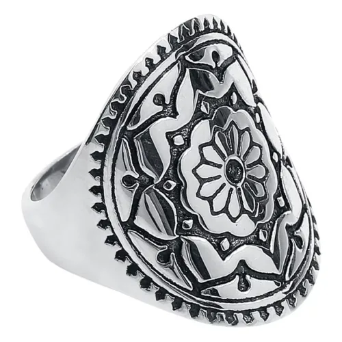 Silberner Mandala Ring aus Chirurgenstahl mit detailliertem Muster auf weißem Hintergrund