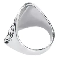 Silberner Mandala Ring aus Chirurgenstahl mit detailliertem Design auf weißem Hintergrund