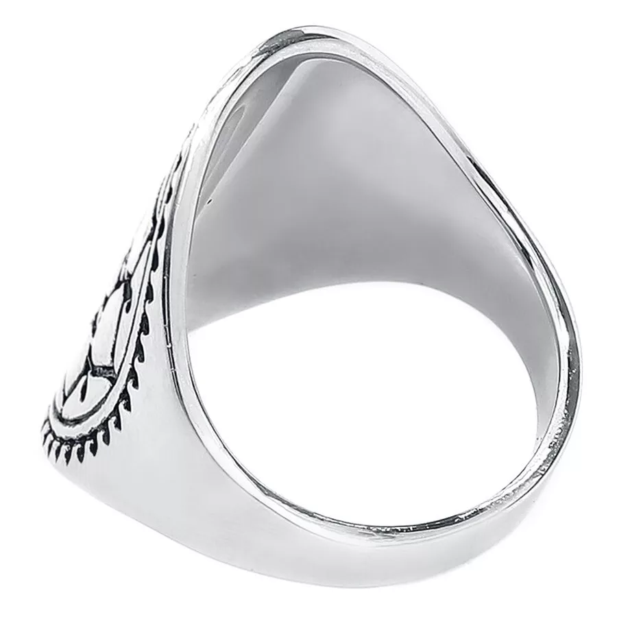 Silberner Mandala Ring aus Chirurgenstahl mit detailliertem Design auf weißem Hintergrund