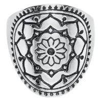 Silberner Mandala Ring aus Chirurgenstahl mit detailliertem Muster auf weißem Hintergrund