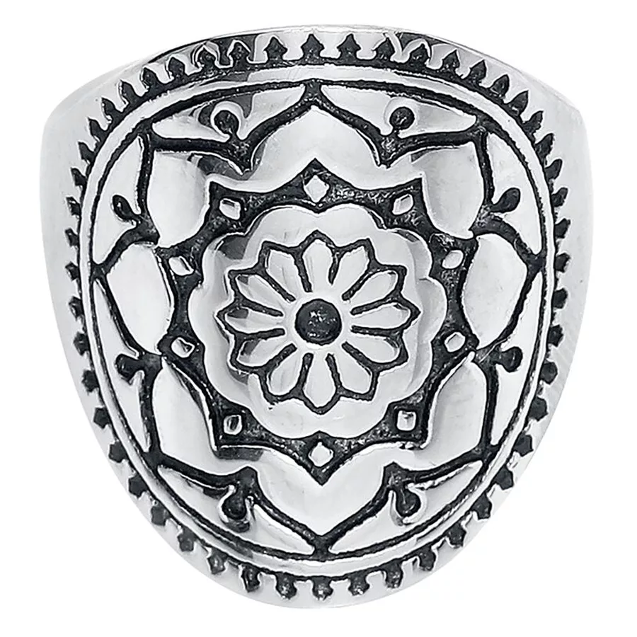 Silberner Mandala Ring aus Chirurgenstahl mit detailliertem Muster auf weißem Hintergrund