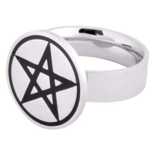 Silberner Ring mit schwarzem Pentagramm auf weißem Hintergrund