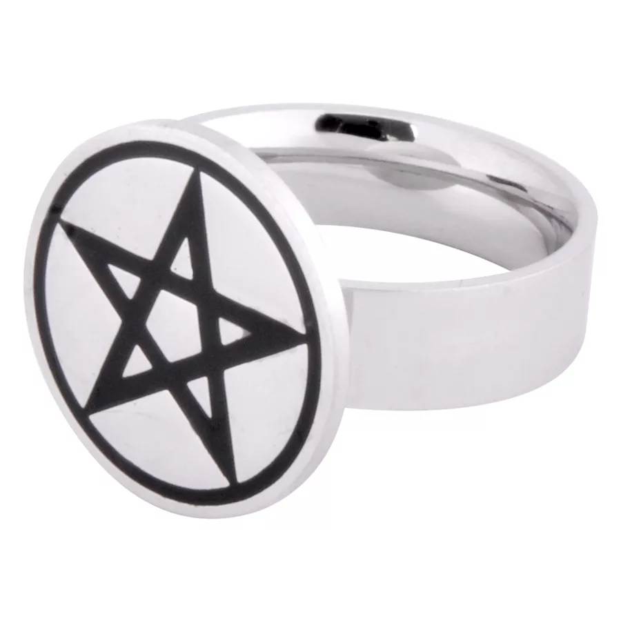 Silberner Ring mit schwarzem Pentagramm auf weißem Hintergrund