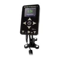 Schwarzes Critical Tattoo Power Supply XR-D mit Display auf weißem Hintergrund