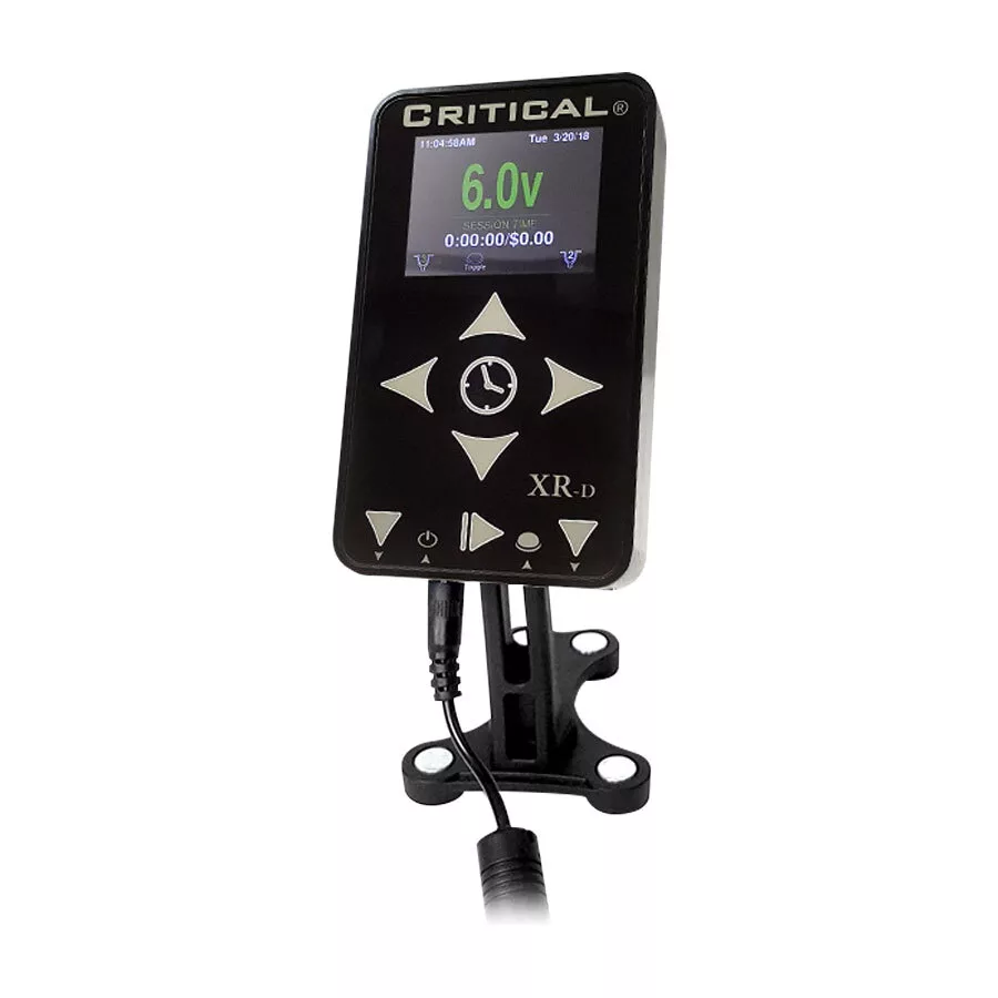 Schwarzes Critical Tattoo Power Supply XR-D mit Display auf weißem Hintergrund