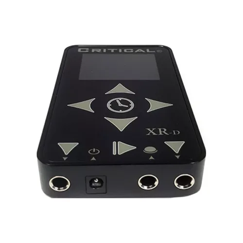 Schwarzes Tattoo Netzteil XR-D aus Aluminium auf weißem Hintergrund