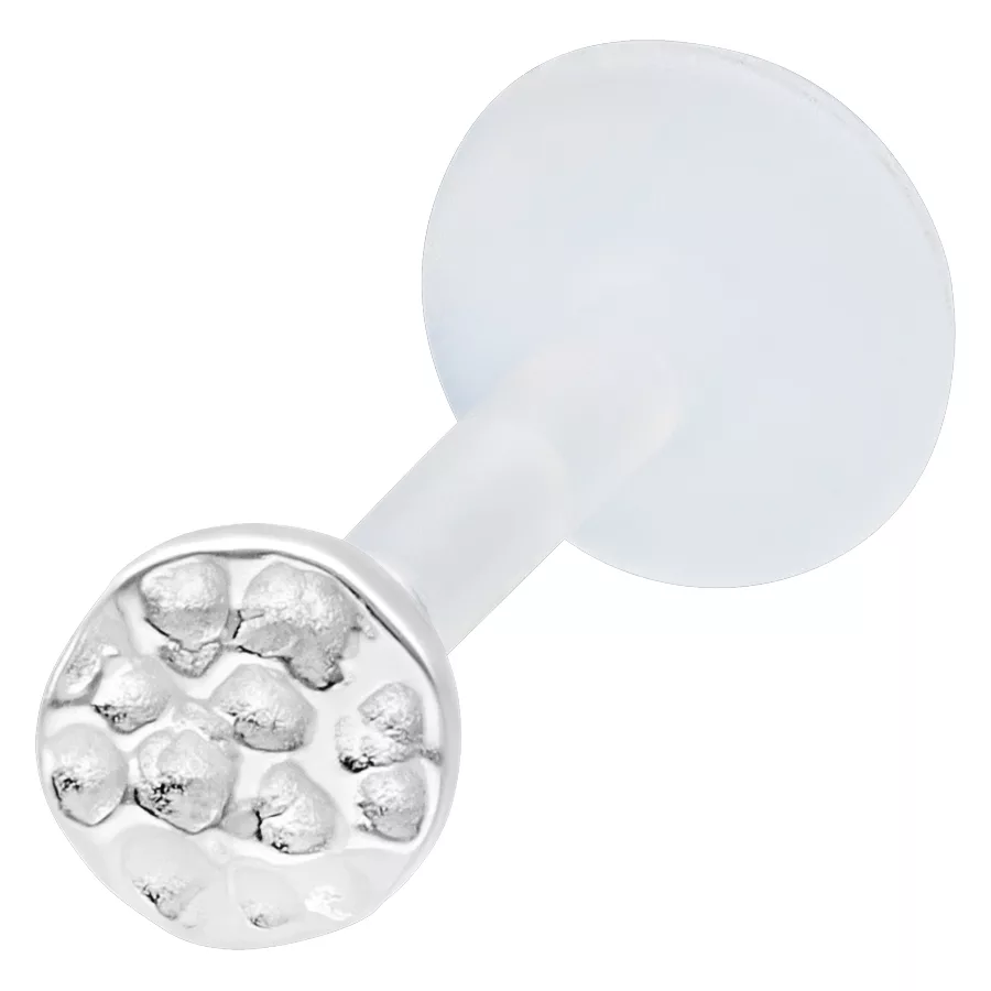 Silbernes Labret mit gehämmertem Aufsatz Silberner Labret-Piercing mit gehämmertem Aufsatz auf weißem Hintergrund