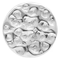 Silberner Big Circle Hammered Push Fit Labret Runder, gehämmerter Labret-Aufsatz in Silber auf weißem Hintergrund