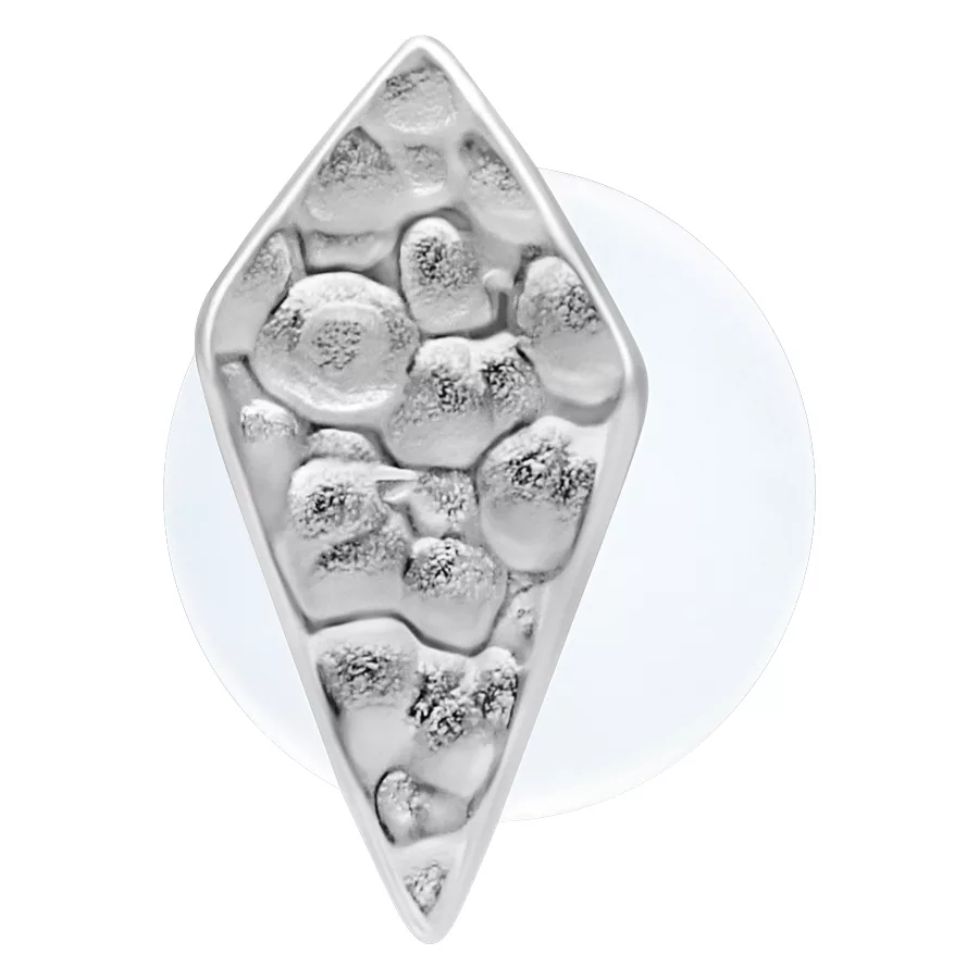 Silbernes Rhombus Labret mit gehämmertem Design auf weißem Hintergrund