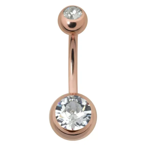Roségoldenes Bauchnabelpiercing mit zwei kristallklaren Steinen auf weißem Hintergrund