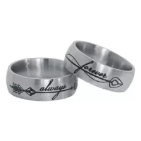 Silberner Always and Forever Ring Set Zwei silberne Ringe aus Chirurgenstahl mit Gravuren 'always' und 'forever' auf weißem Hintergrund