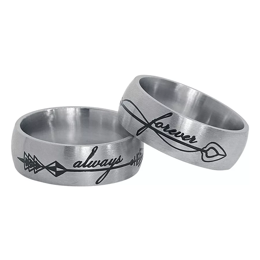 Silberner Always and Forever Ring Set Zwei silberne Ringe aus Chirurgenstahl mit Gravuren 'always' und 'forever' auf weißem Hintergrund