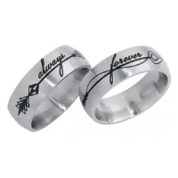 Silbernes Always and Forever Ring Set Zwei silberne Ringe mit schwarzer Gravur 'always' und 'forever' auf weißem Hintergrund