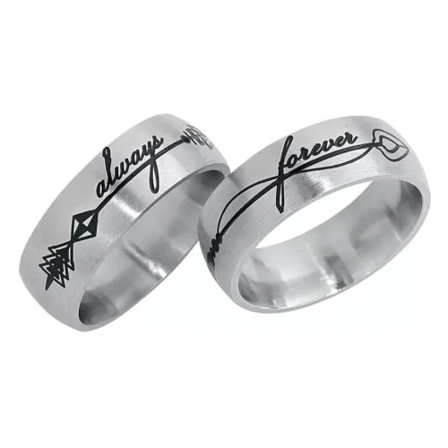 Zwei silberne Ringe mit schwarzer Gravur 'always' und 'forever' auf weißem Hintergrund