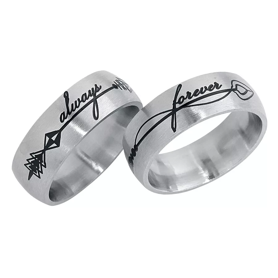 Silbernes Always and Forever Ring Set Zwei silberne Ringe mit schwarzer Gravur 'always' und 'forever' auf weißem Hintergrund