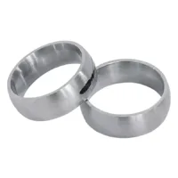 Silbernes Ring-Set aus Chirurgenstahl Zwei silberne Ringe aus Chirurgenstahl auf weißem Hintergrund