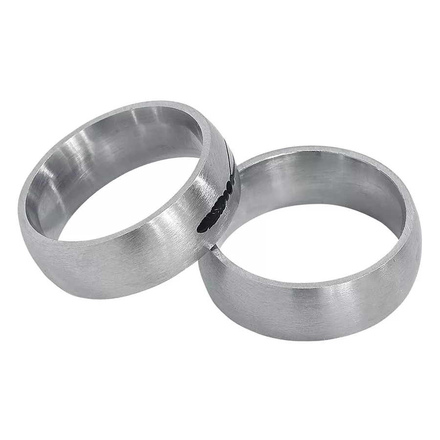 Silbernes Ring-Set aus Chirurgenstahl Zwei silberne Ringe aus Chirurgenstahl auf weißem Hintergrund