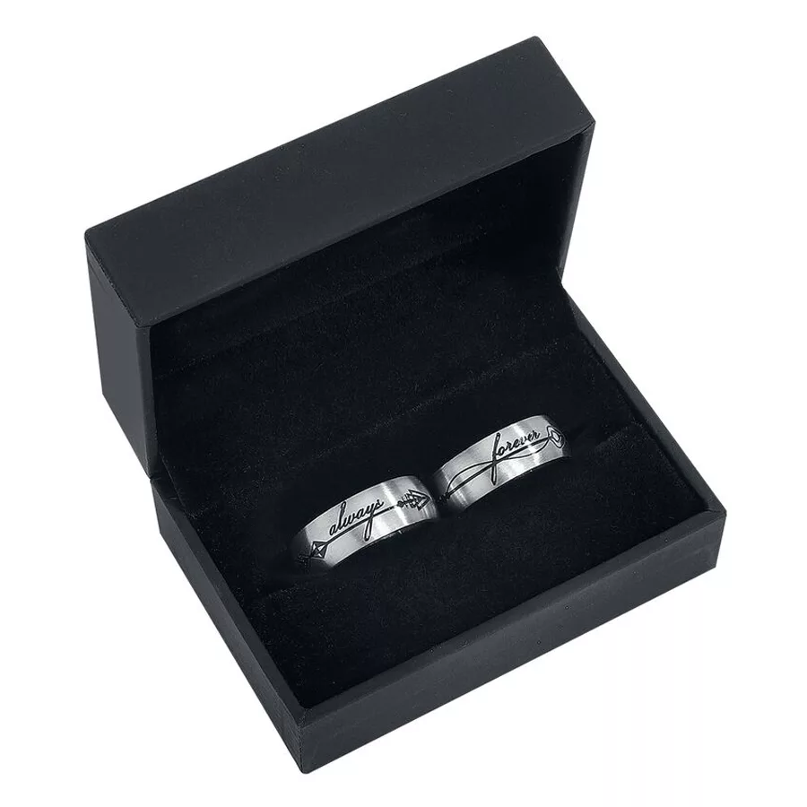 Silbernes Ring-Set in schwarzer Schmuckbox Silberne Ringe aus Chirurgenstahl in schwarzer Box auf schwarzem Hintergrund