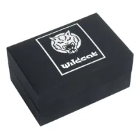 Schwarze Wildcat Schmuckbox mit Logo Schwarze rechteckige Schmuckbox mit weißem Wildcat-Logo auf dem Deckel