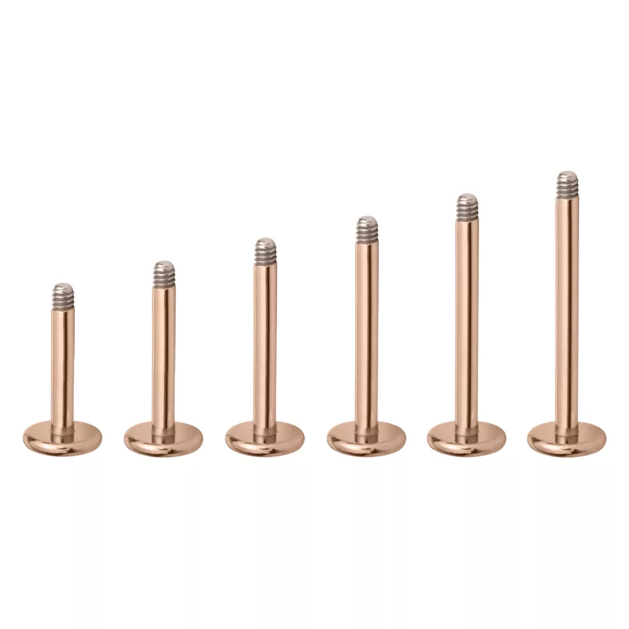Rosegold Micro Labret aus Titan Sechs rosegoldene Micro Labrets aus Titan auf weißem Hintergrund
