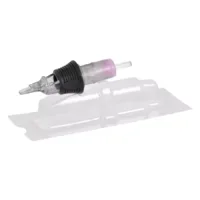 Transparente Magnum Curved Tattoo Cartridge mit schwarzem Griff auf weißem Hintergrund