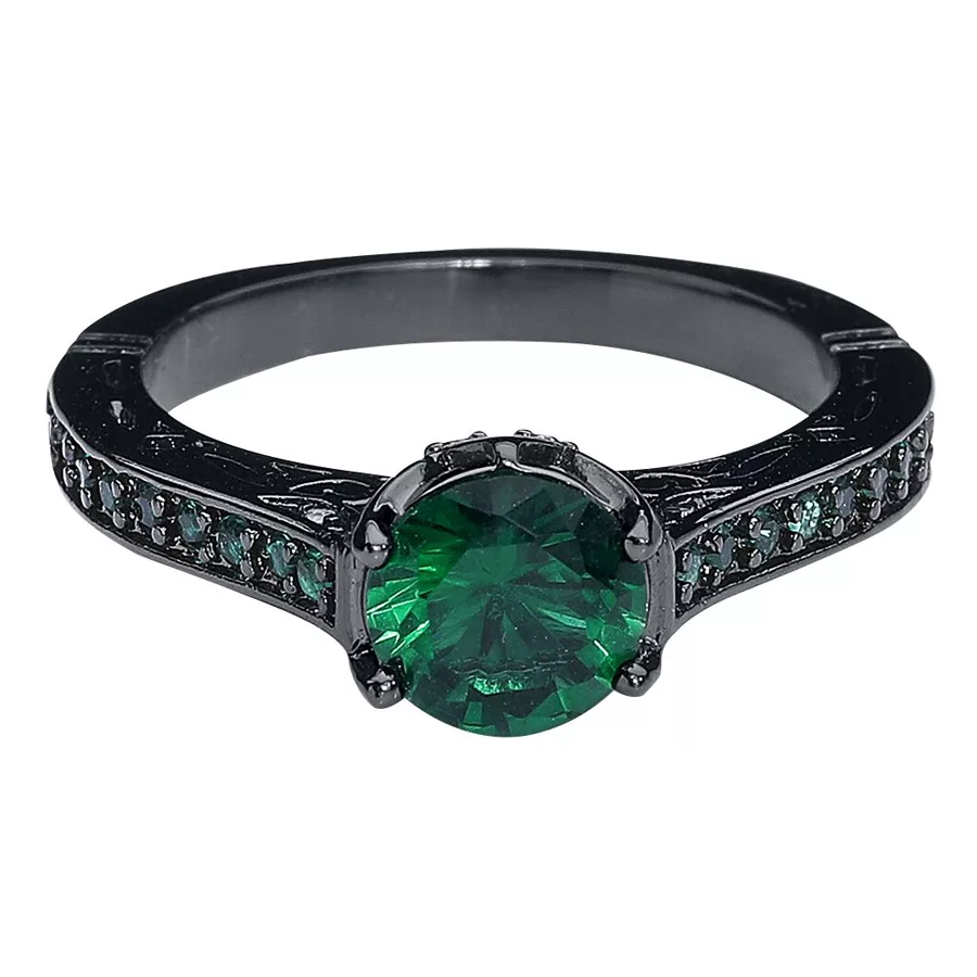 Smaragdgrüner Ring aus schwarzem Stahl Schwarzer Fingerring aus Chirurgenstahl mit smaragdgrünem Kristall auf weißem Hintergrund
