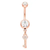 Bauchnabelpiercing mit Schlüssel-Anhänger, Roségold Roségoldenes Bauchnabelpiercing mit Kristall und Schlüssel-Anhänger auf weißem Hintergrund