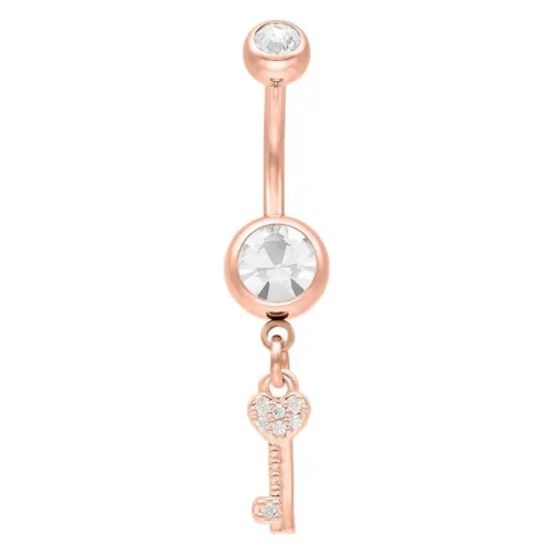 Roségoldenes Bauchnabelpiercing mit Kristall und Schlüssel-Anhänger auf weißem Hintergrund